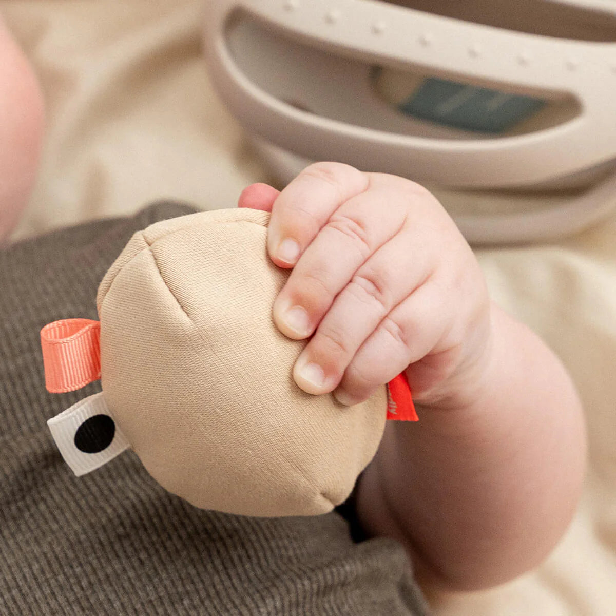 Brinquedo de agarrar e mordedor com chocalho – Clucky | Done by Deer