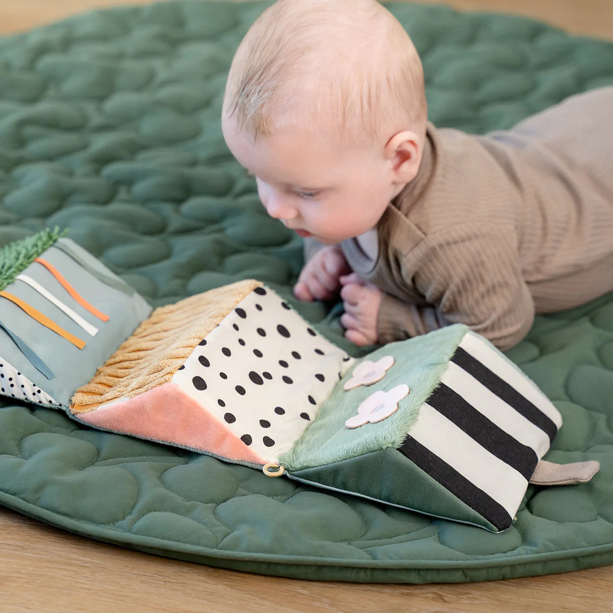 Triângulo sensorial desdobrável - Tiny Friends | Done by Deer