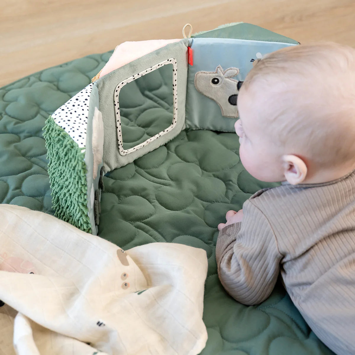 Triângulo sensorial desdobrável - Tiny Friends | Done by Deer