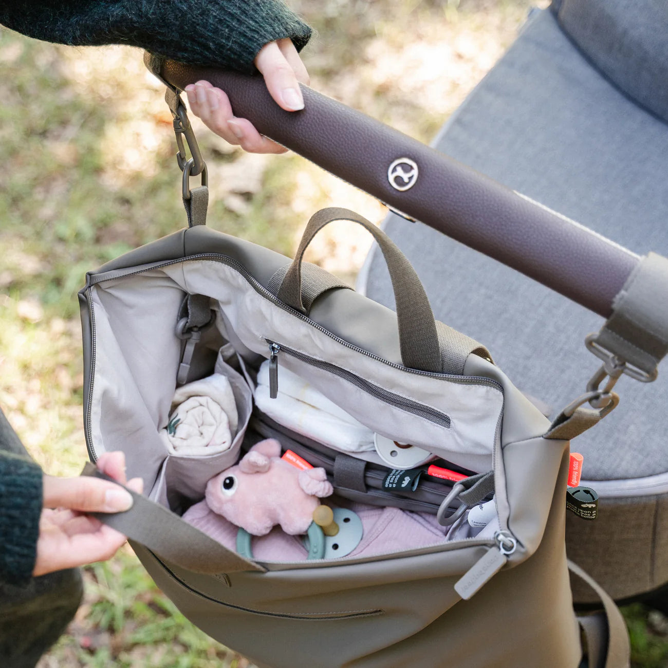 Mochila de Maternidade - Taupe | Done by Deer